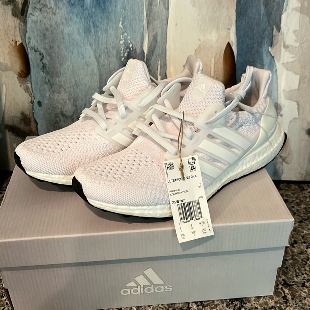 NWT Adidas Ultraboost 5.0 DNA W Size US 8.5